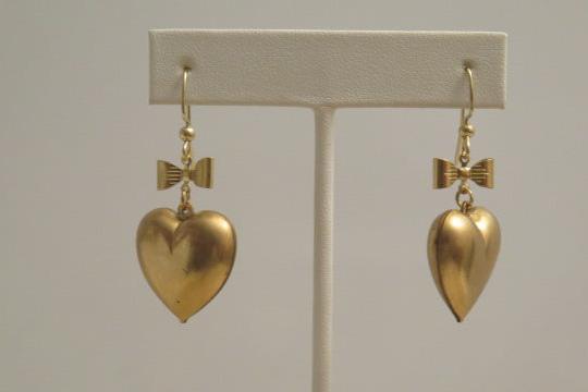Gold earrng