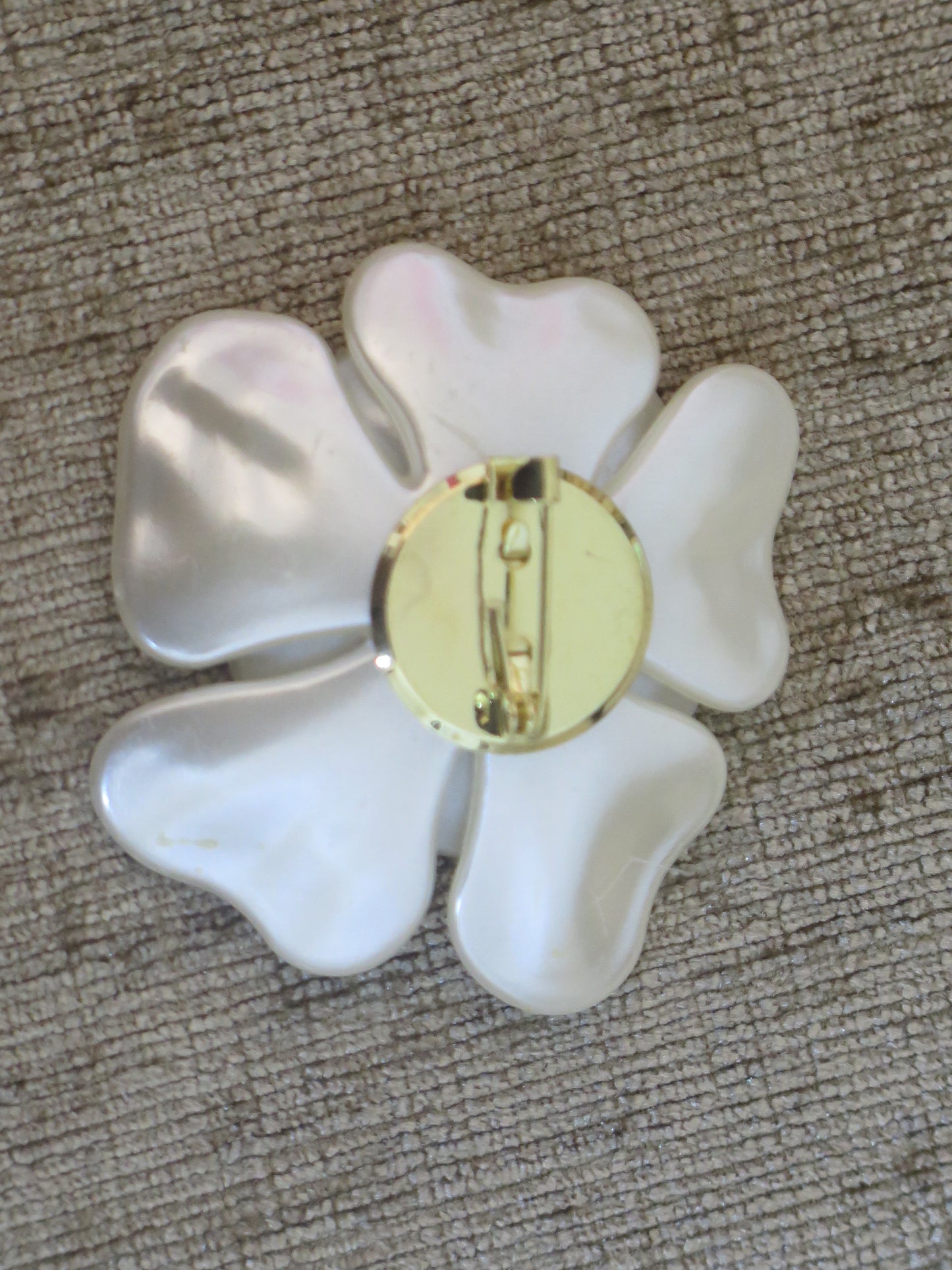 White Flower Brooch/ White Brooch./Pearl Brooch/ Pearl Flower Brooch