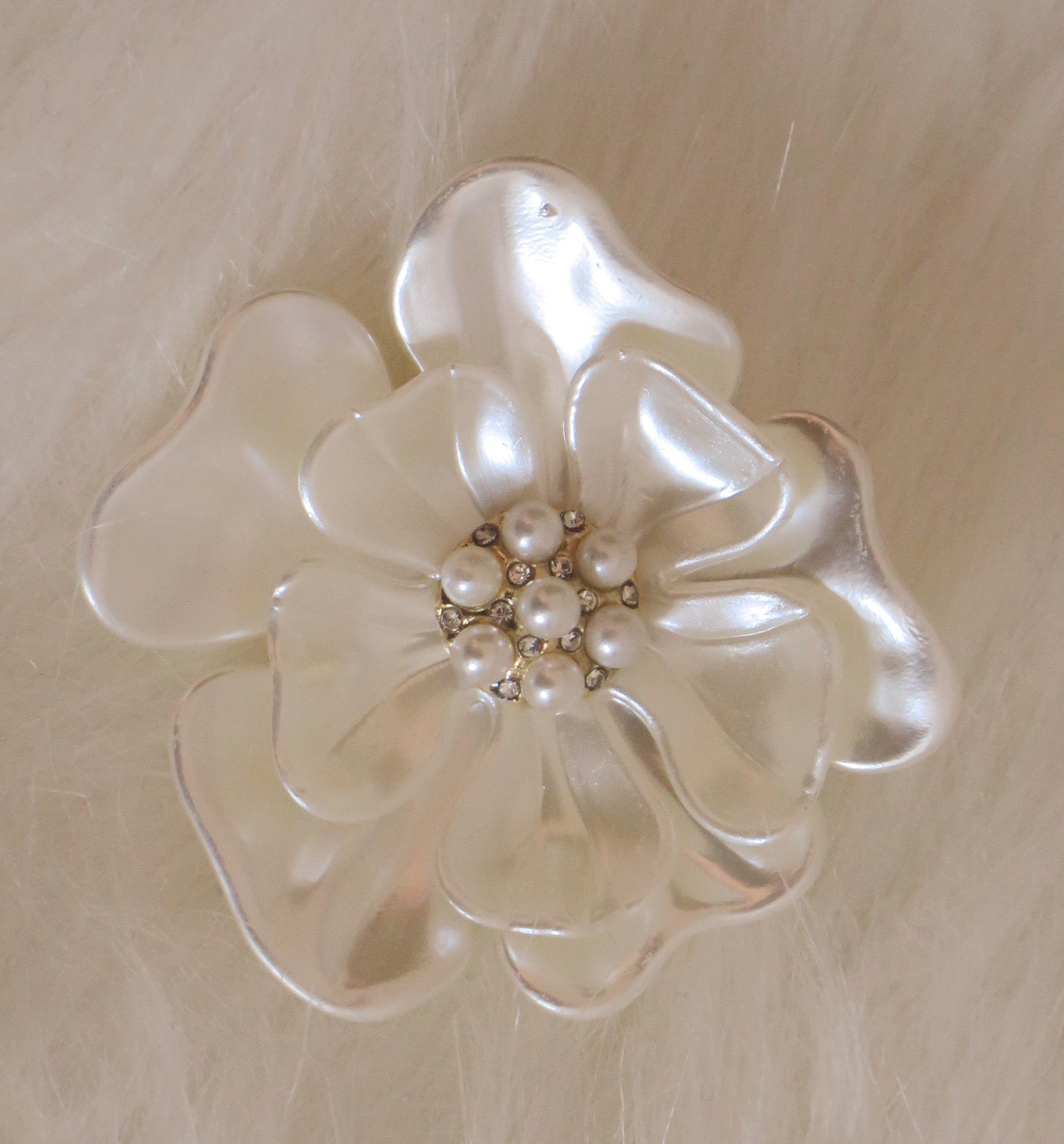 White Flower Brooch/ White Brooch./Pearl Brooch/ Pearl Flower Brooch