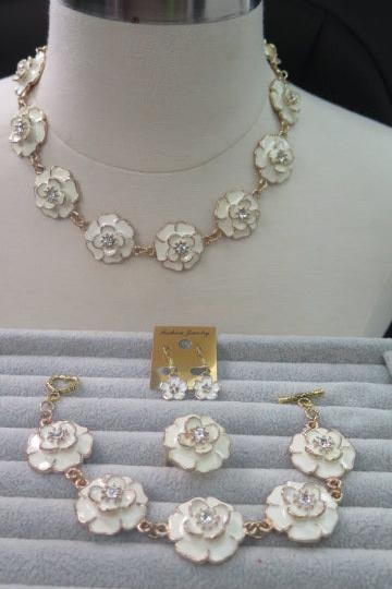 White Fower Jewelry set: necklace, earring, bracelet and ring