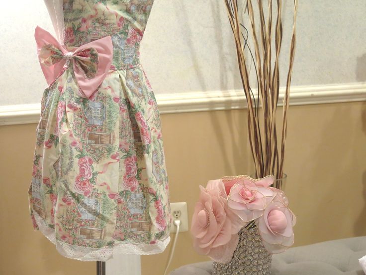 Apron with bow