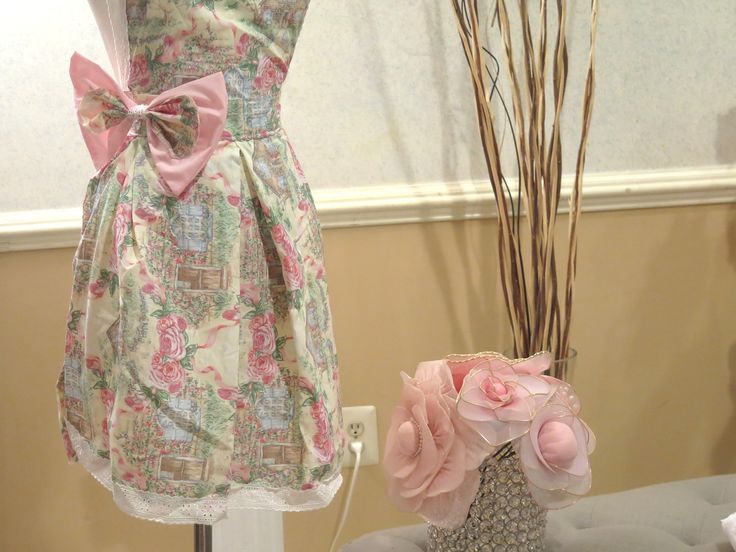 Apron with bow