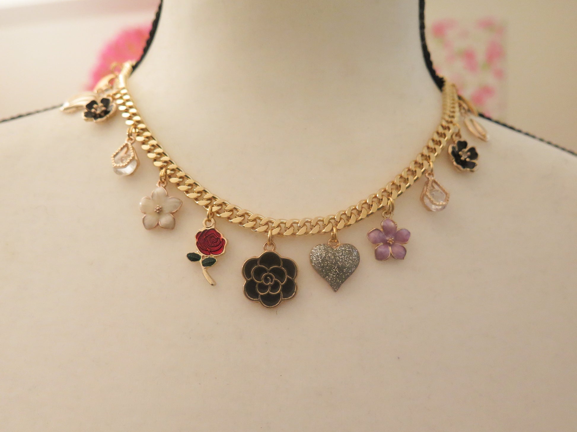 flower charm necklce