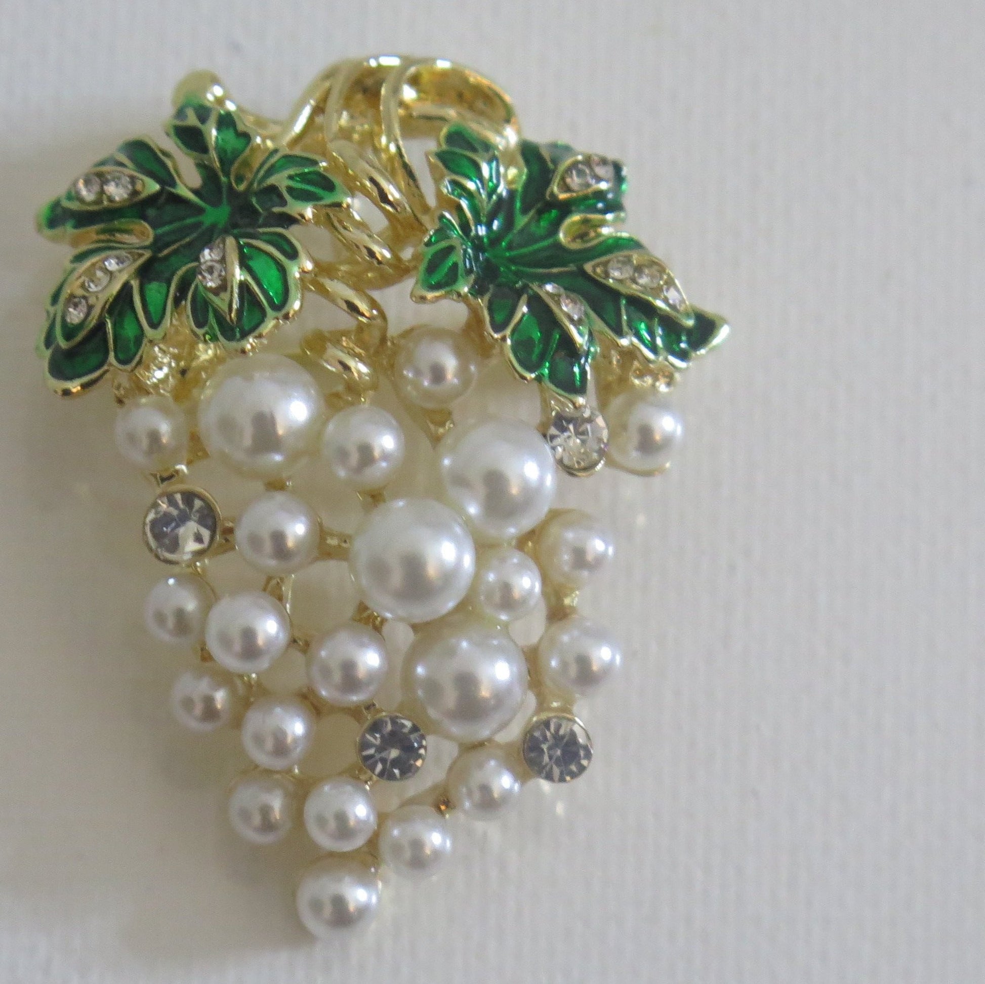 Pearl cluster brooch for women