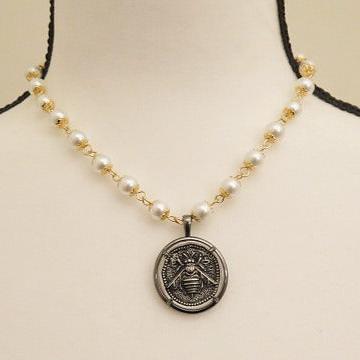 Pearl necklace with black pendant