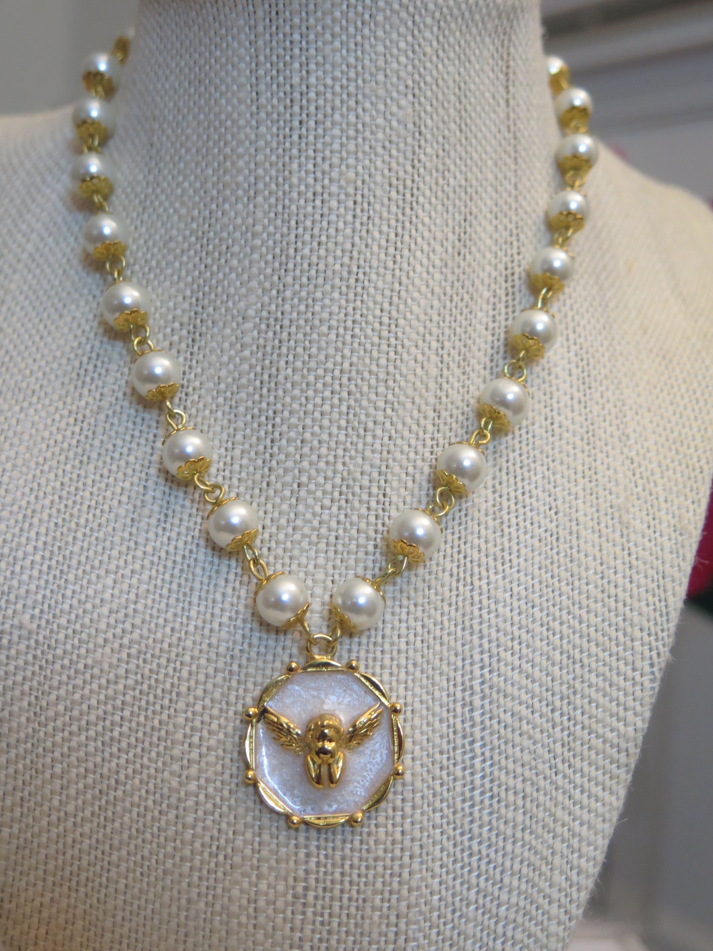 Wired Pearl Necklace with  White pendant