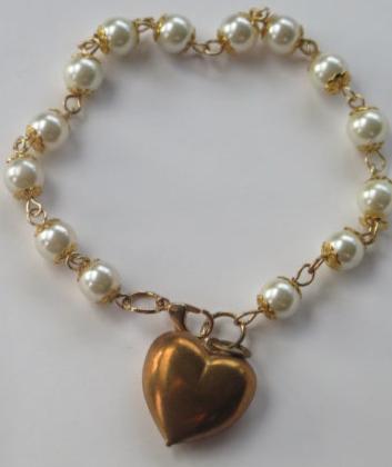 Pearl bracelet with Gold charms