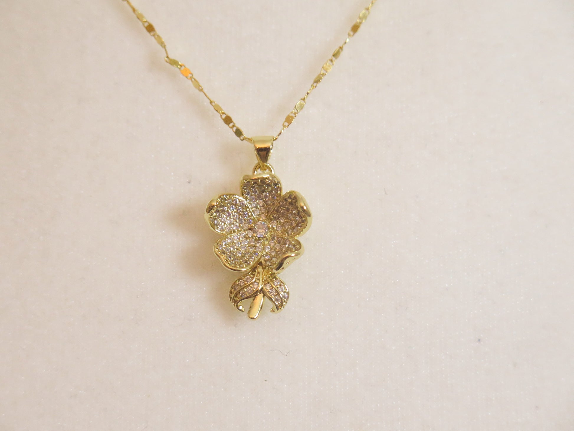 sparkling flower pendant