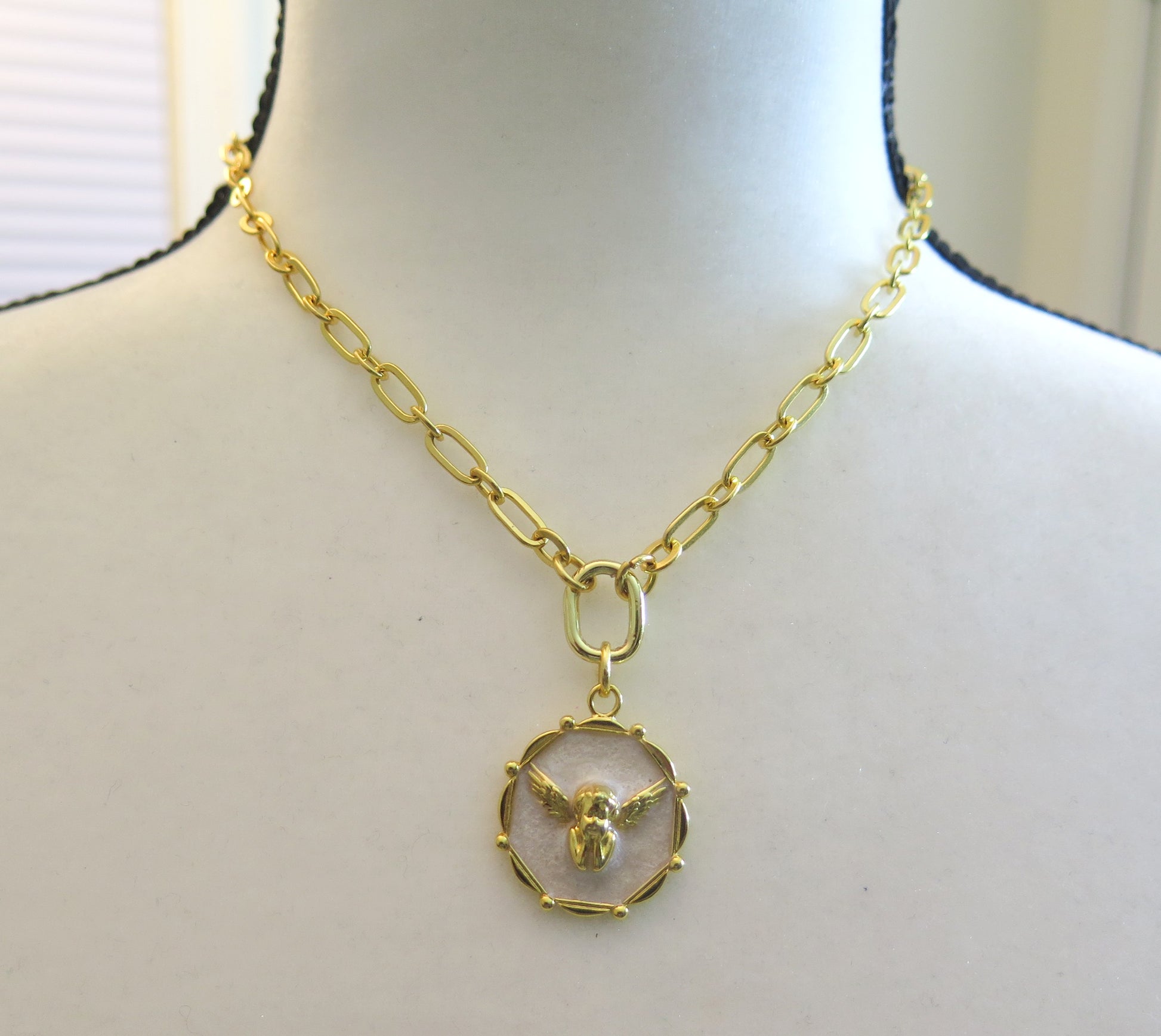 white pendant gold necklace